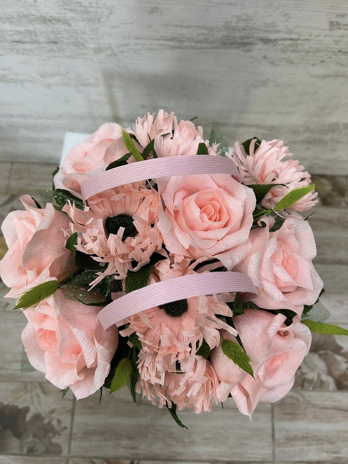 Бяла чантичка с розови рози и божури