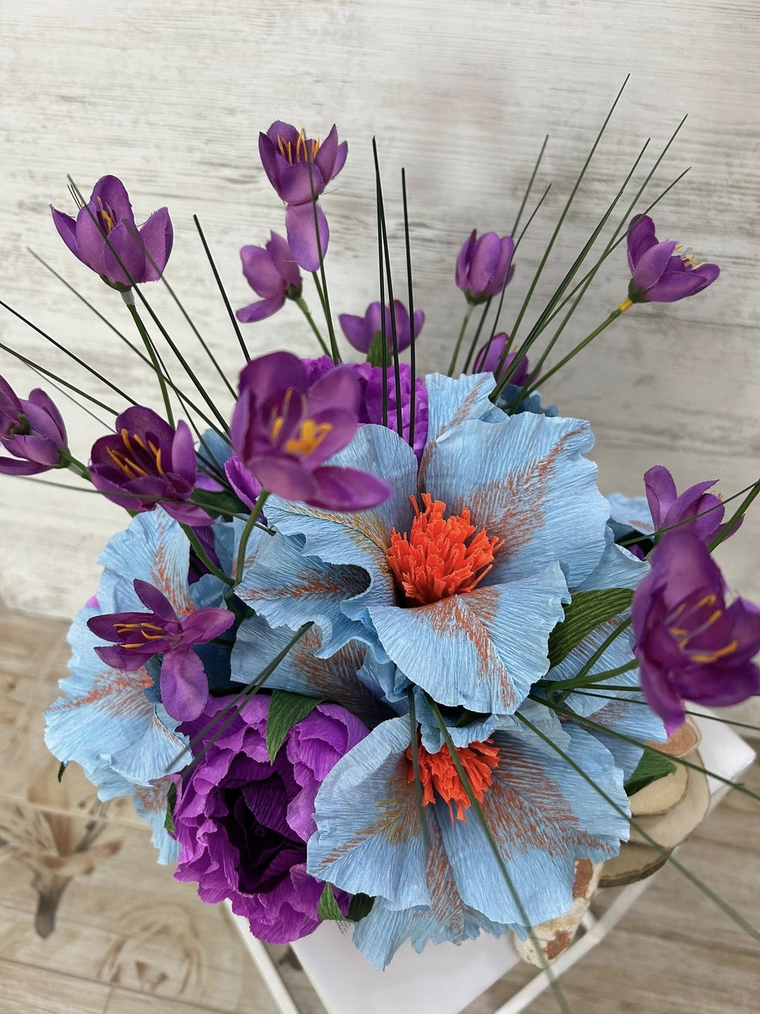 КРЪГЛА ,БЯЛА КУТИЯ СЪС СИНЬО,ЛИЛАВО,ОРАНЖЕВО ЦВЕТЯ