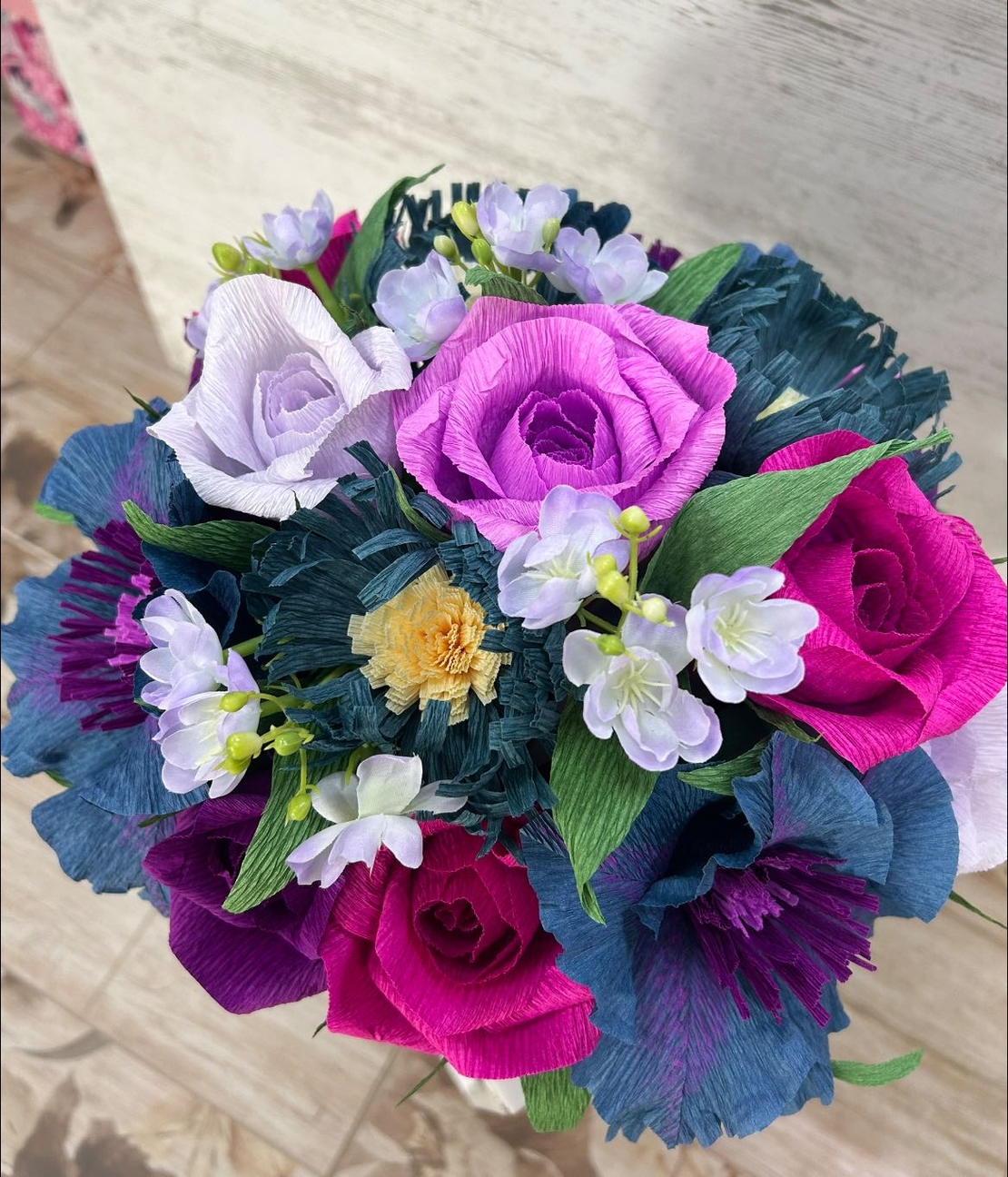 Лилави,розови и сини цветя в бяла кутия с лилава панделка