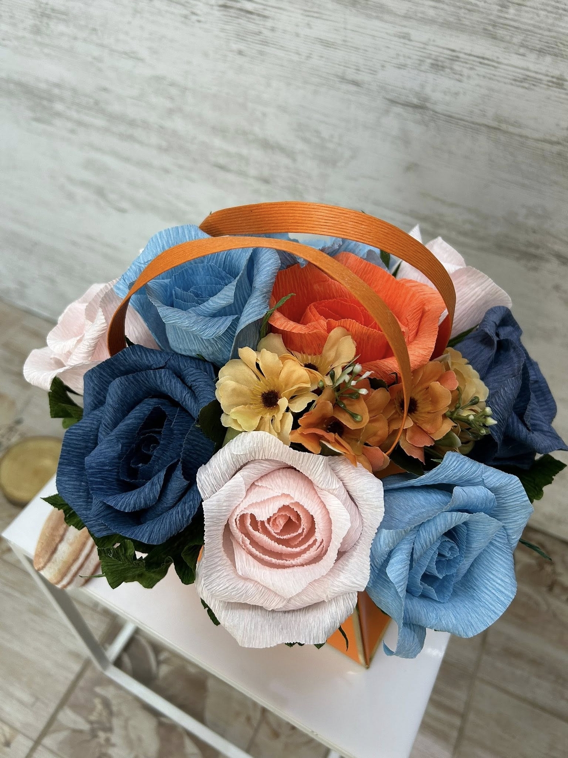 Оранжева чантичка със синьо,розови и оранжеви цветя