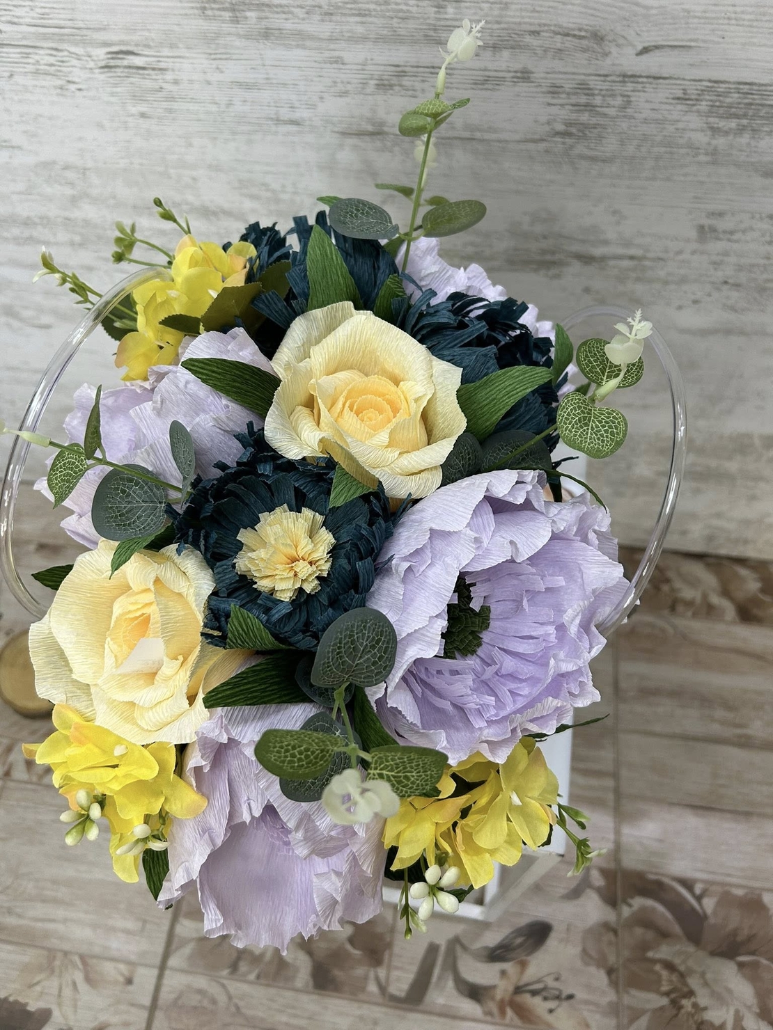 Лилави,сини  и жълти цветя в резидава чантичка