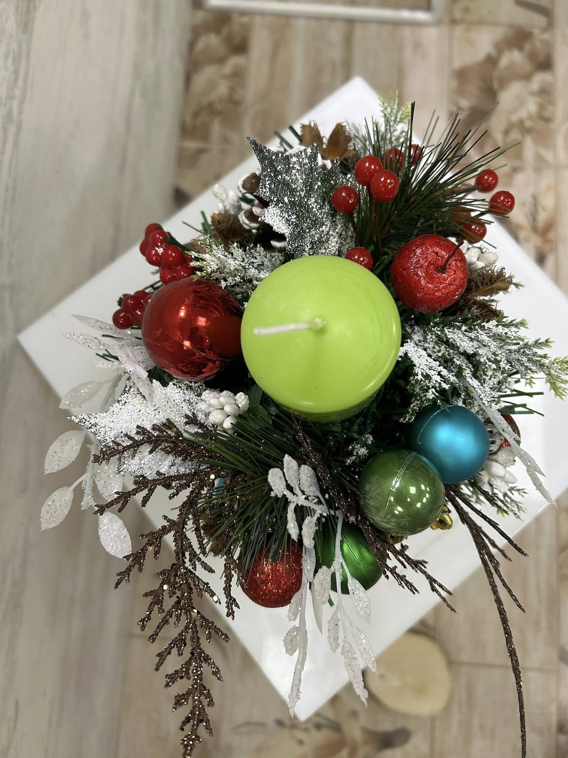 Коледен свещник в зелена чаша и зелена свещ