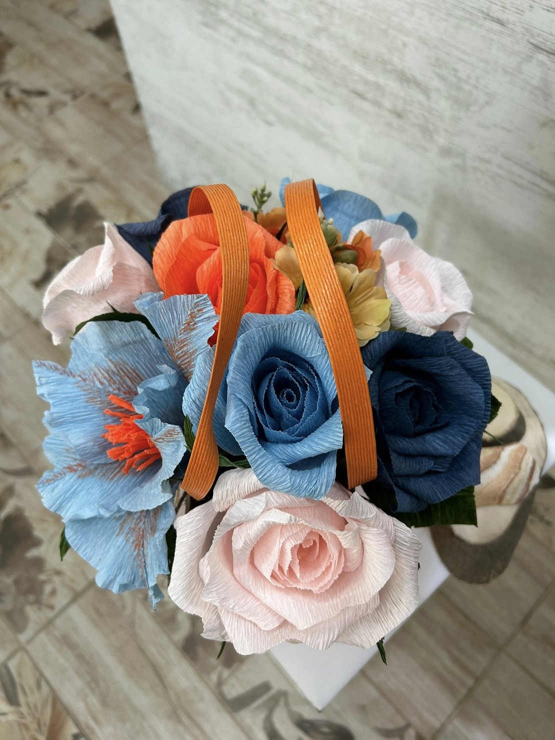 Оранжева чантичка със синьо,розови и оранжеви цветя