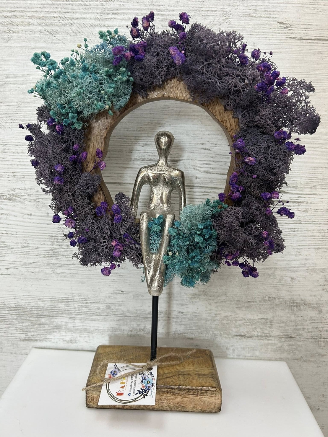 Статуетка със седнал човек