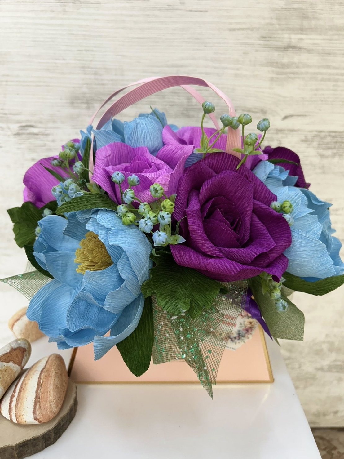 Розова чантичка със синьо-лилави цветя