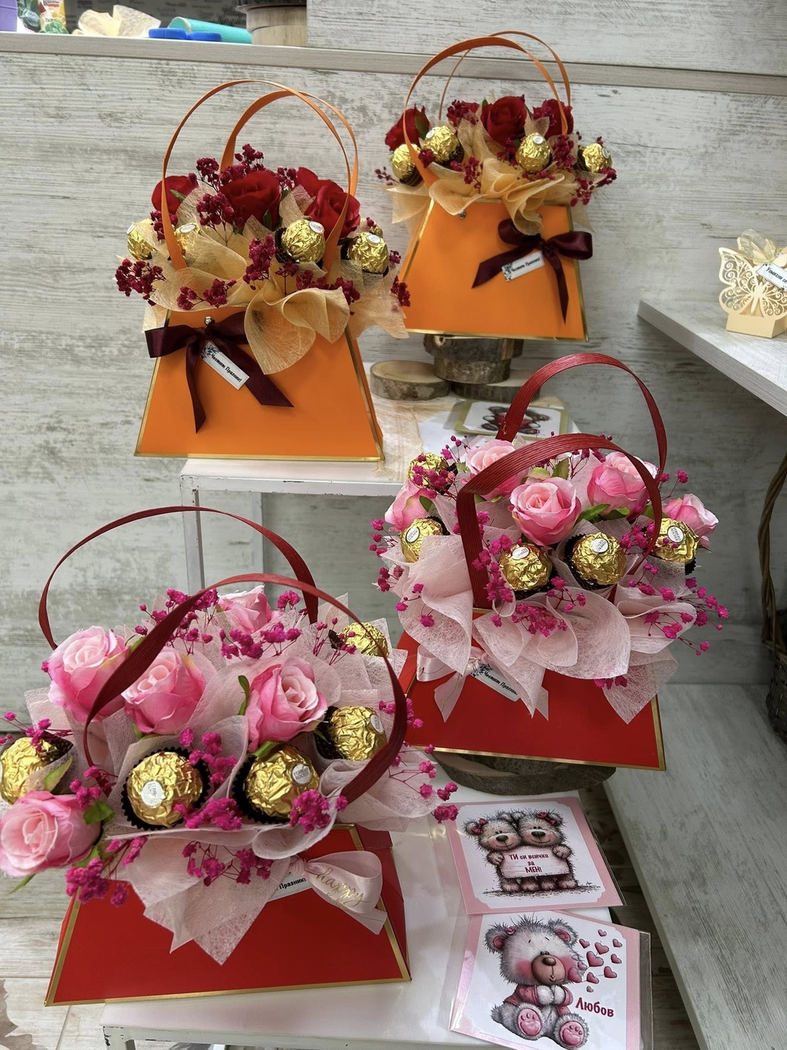 Оранжева и червена чанта с рози и бонбони