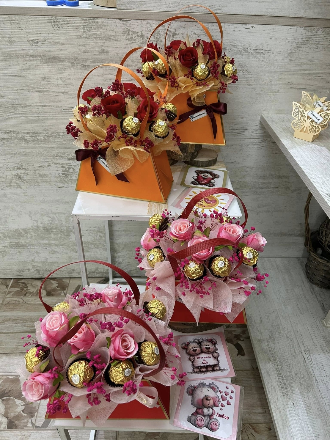 Оранжева и червена чанта с рози и бонбони