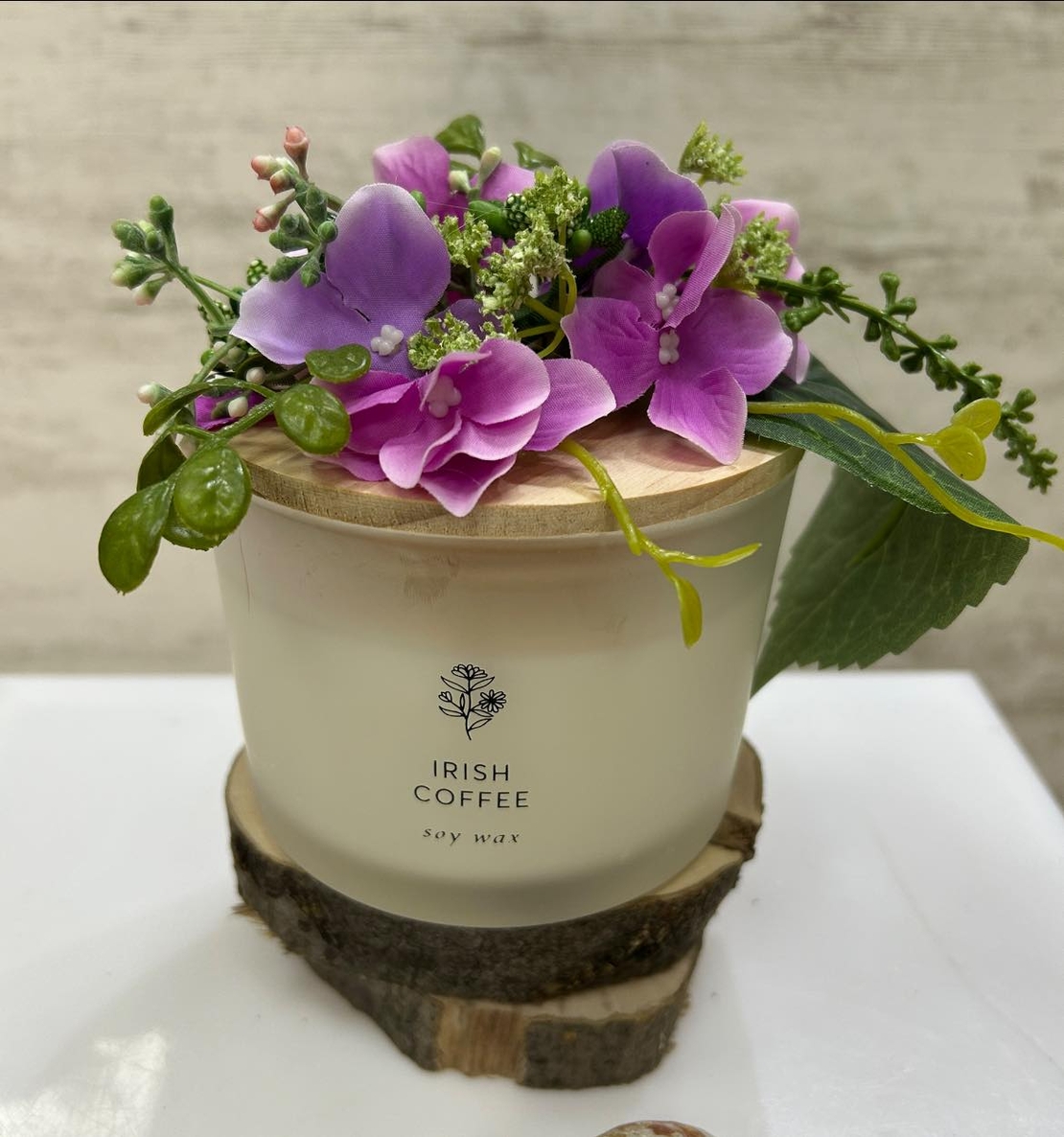 Декорирани свещи в лилаво