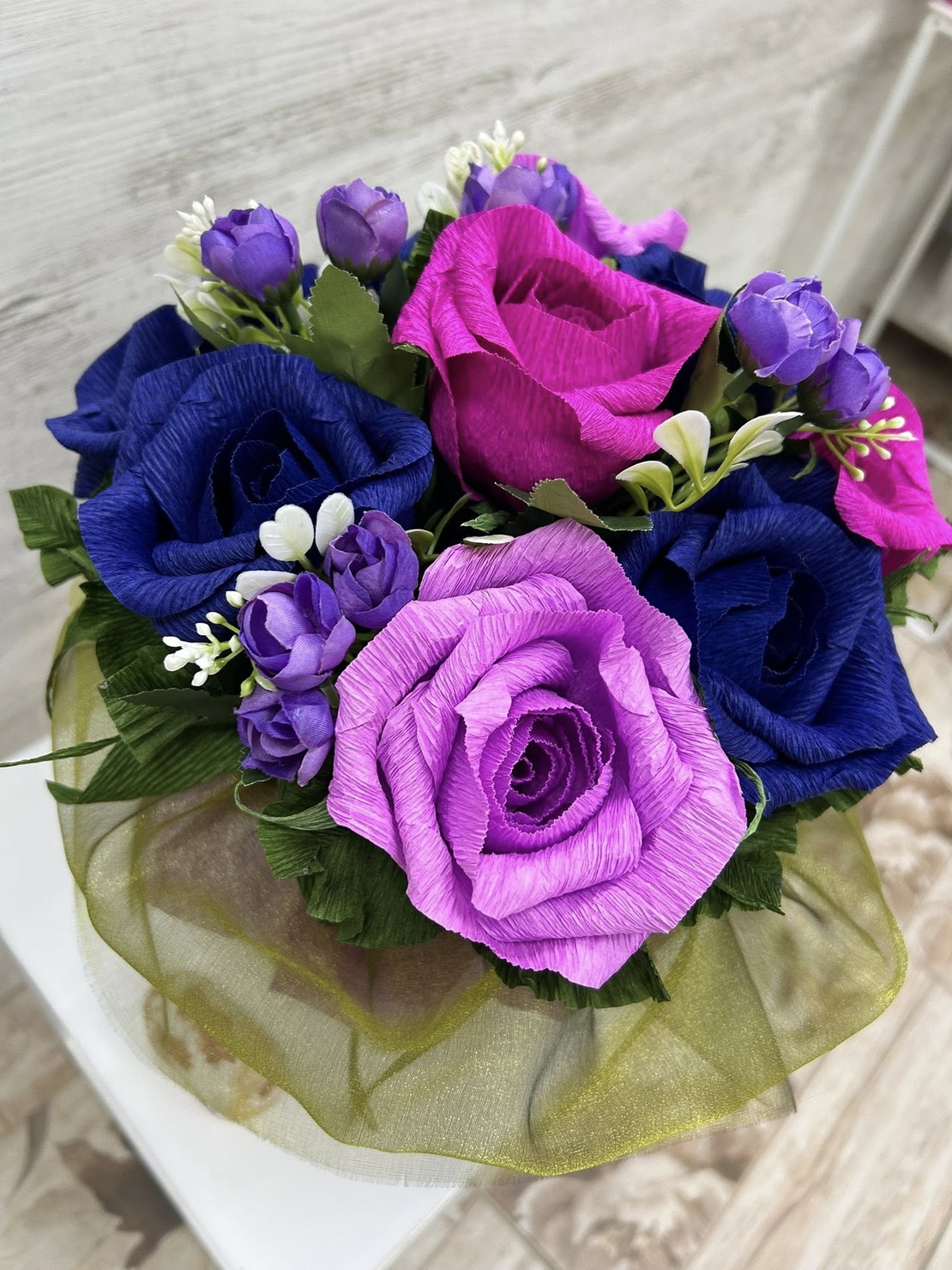 Лилава основа със сини,цикламени и розови рози