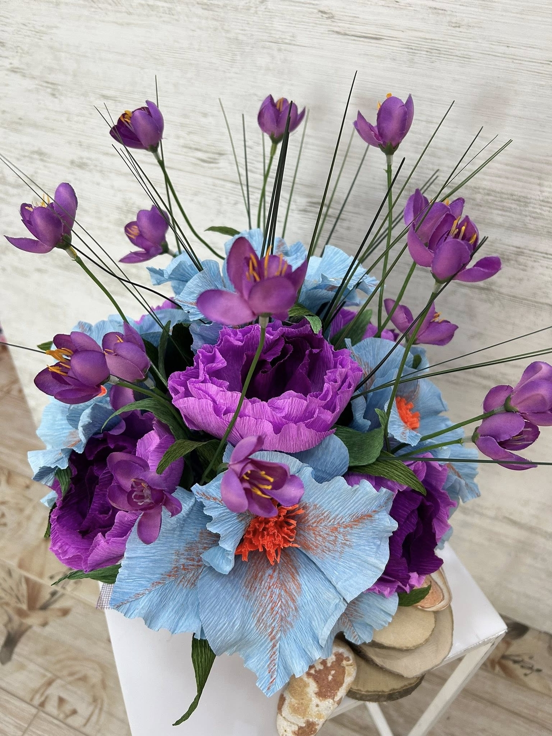 КРЪГЛА ,БЯЛА КУТИЯ СЪС СИНЬО,ЛИЛАВО,ОРАНЖЕВО ЦВЕТЯ