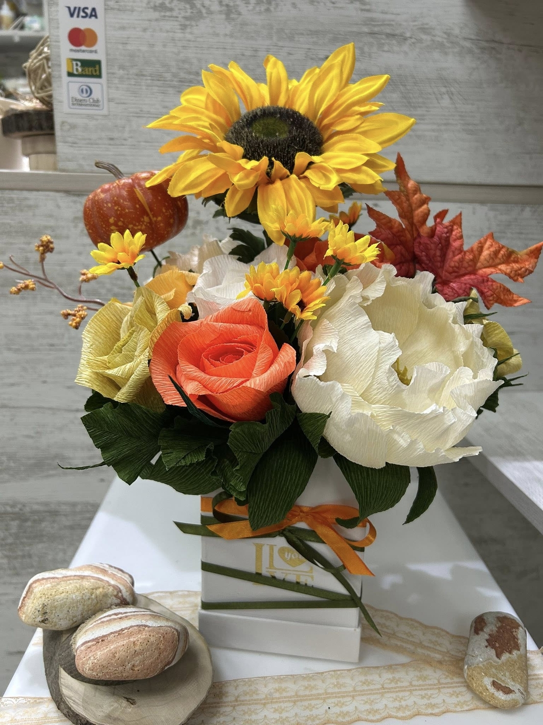 Жълти,оранжеви ,слънчоглед и тиквичка в квадратна кутия