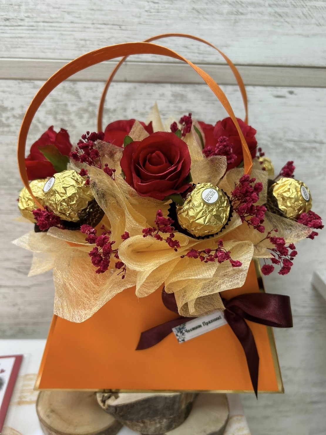 Оранжева и червена чанта с рози и бонбони