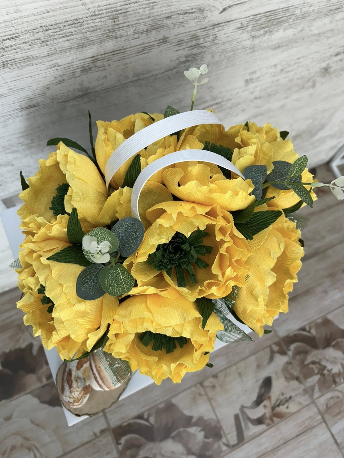 Бяла чанта с жълти божури