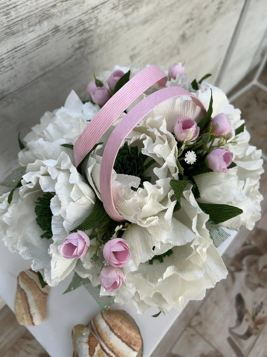 Бели божури в розова чантичка