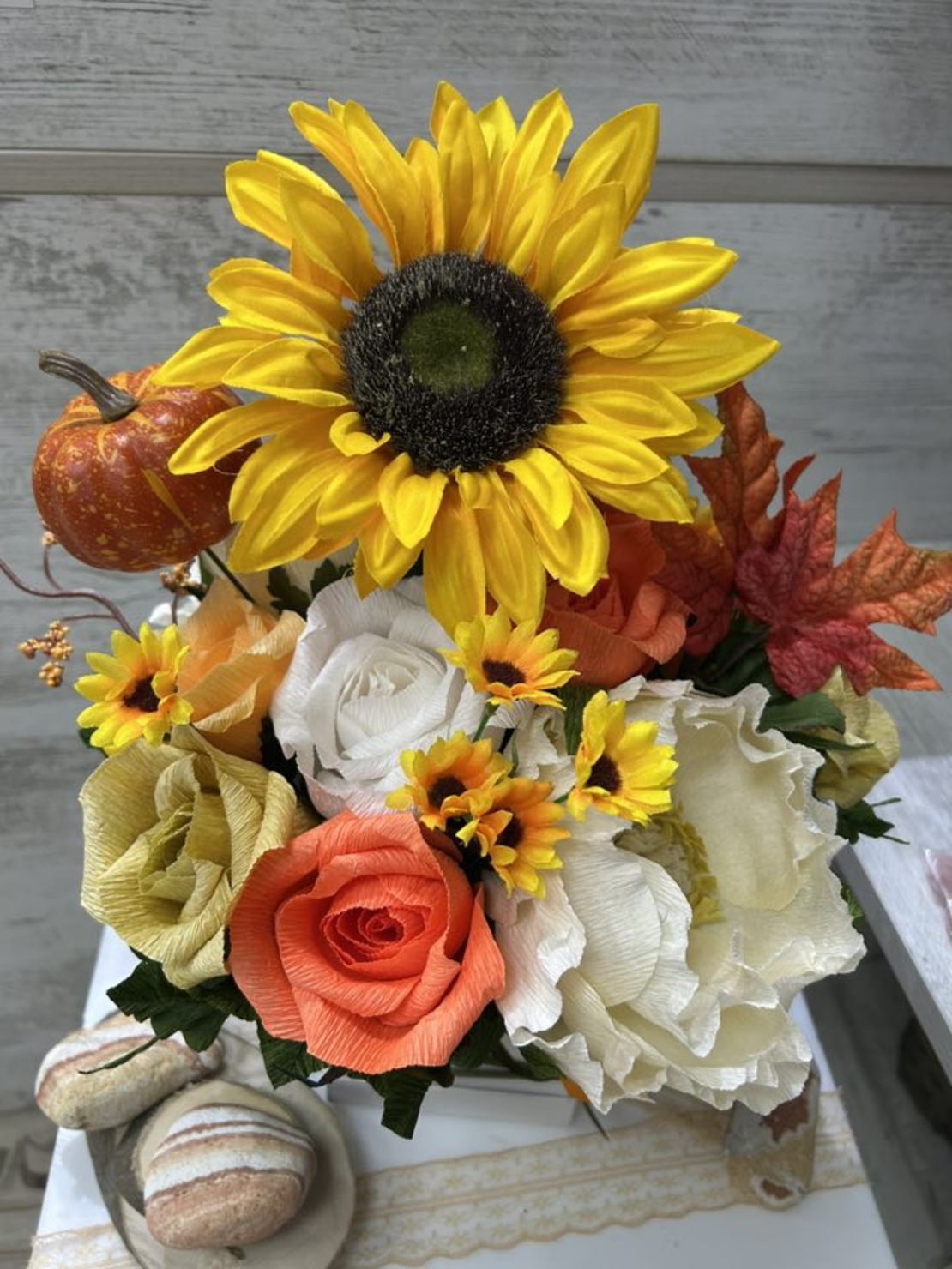 Жълти,оранжеви ,слънчоглед и тиквичка в квадратна кутия