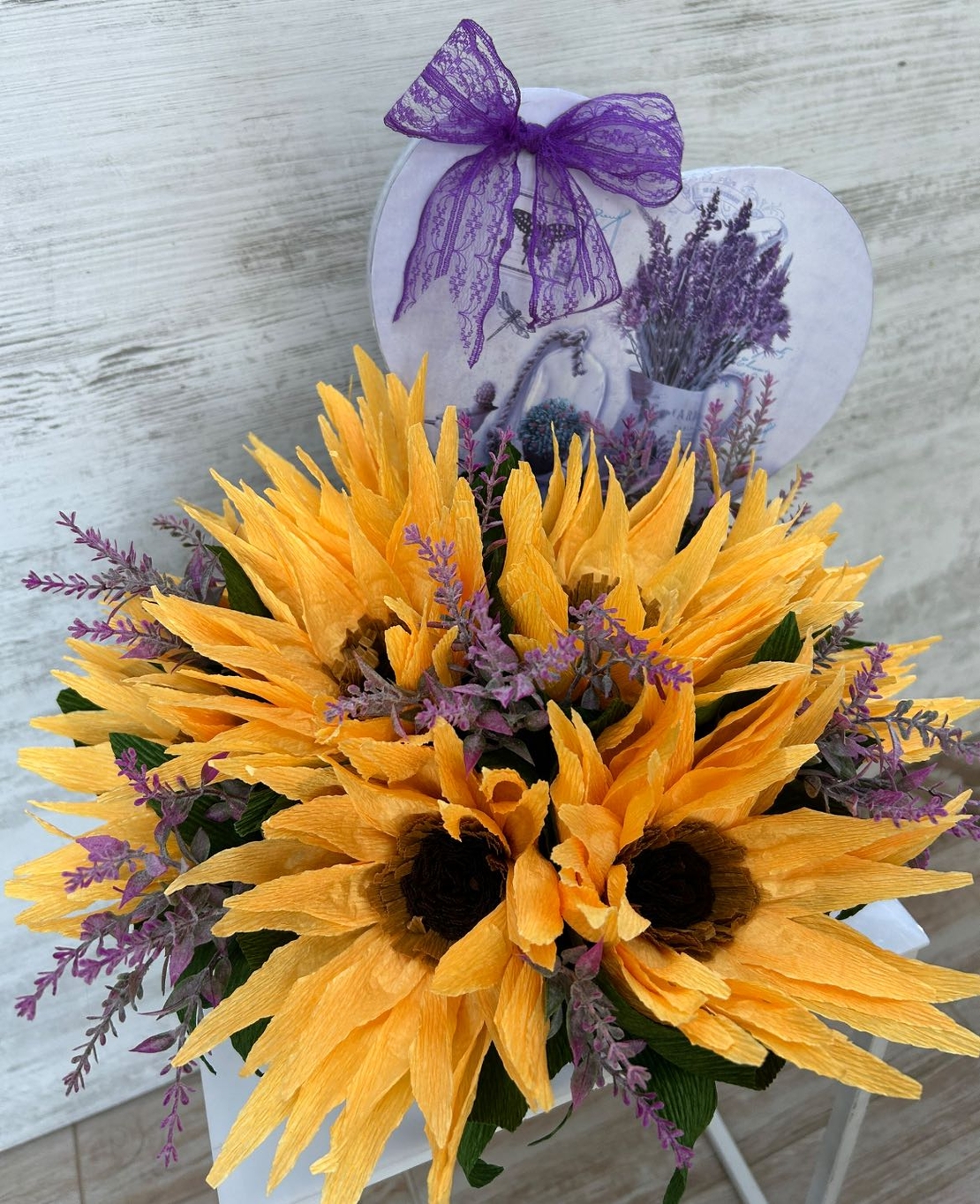 Слънчогледи в кутия сърце