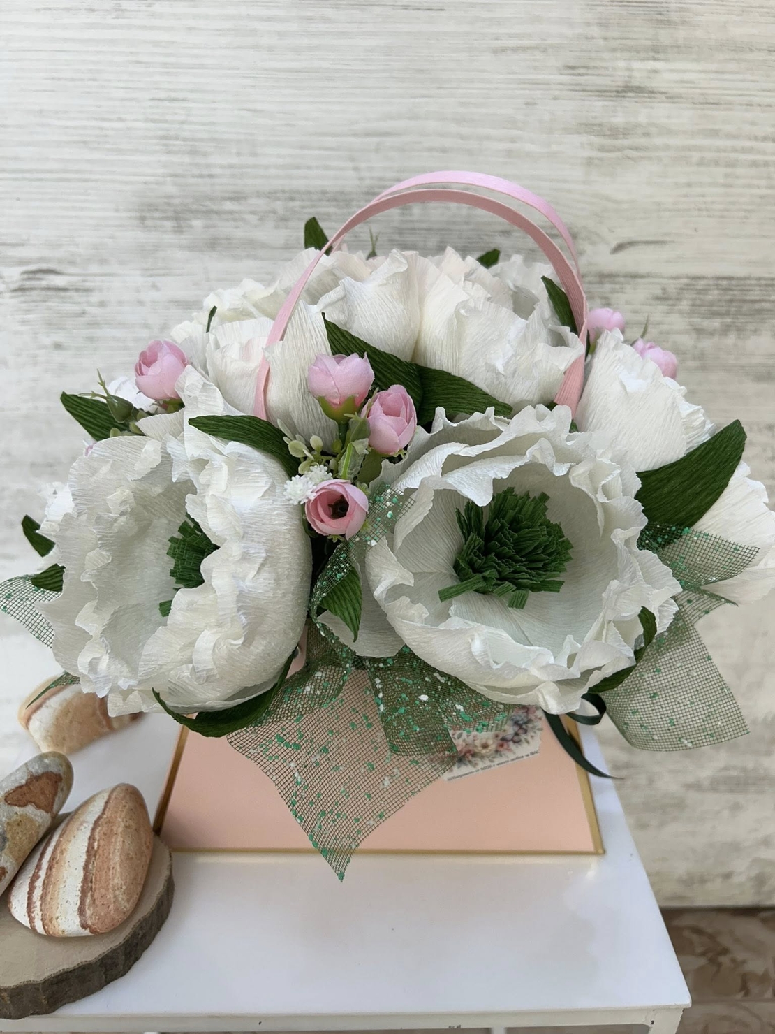 Бели божури в розова чантичка