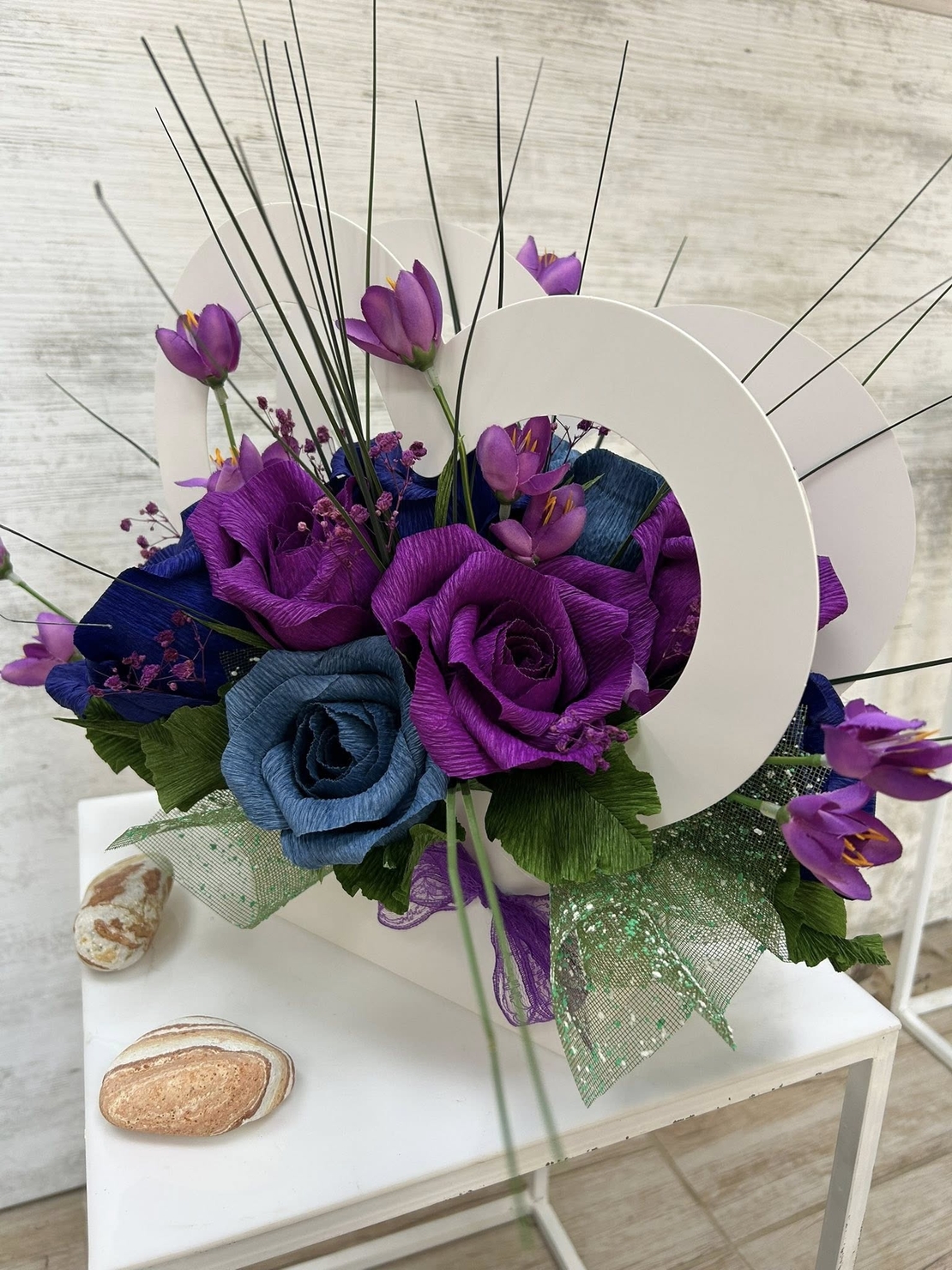 Бяло сърце лилаво сини рози.