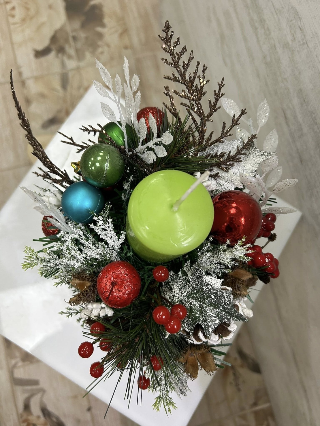 Коледен свещник в зелена чаша и зелена свещ