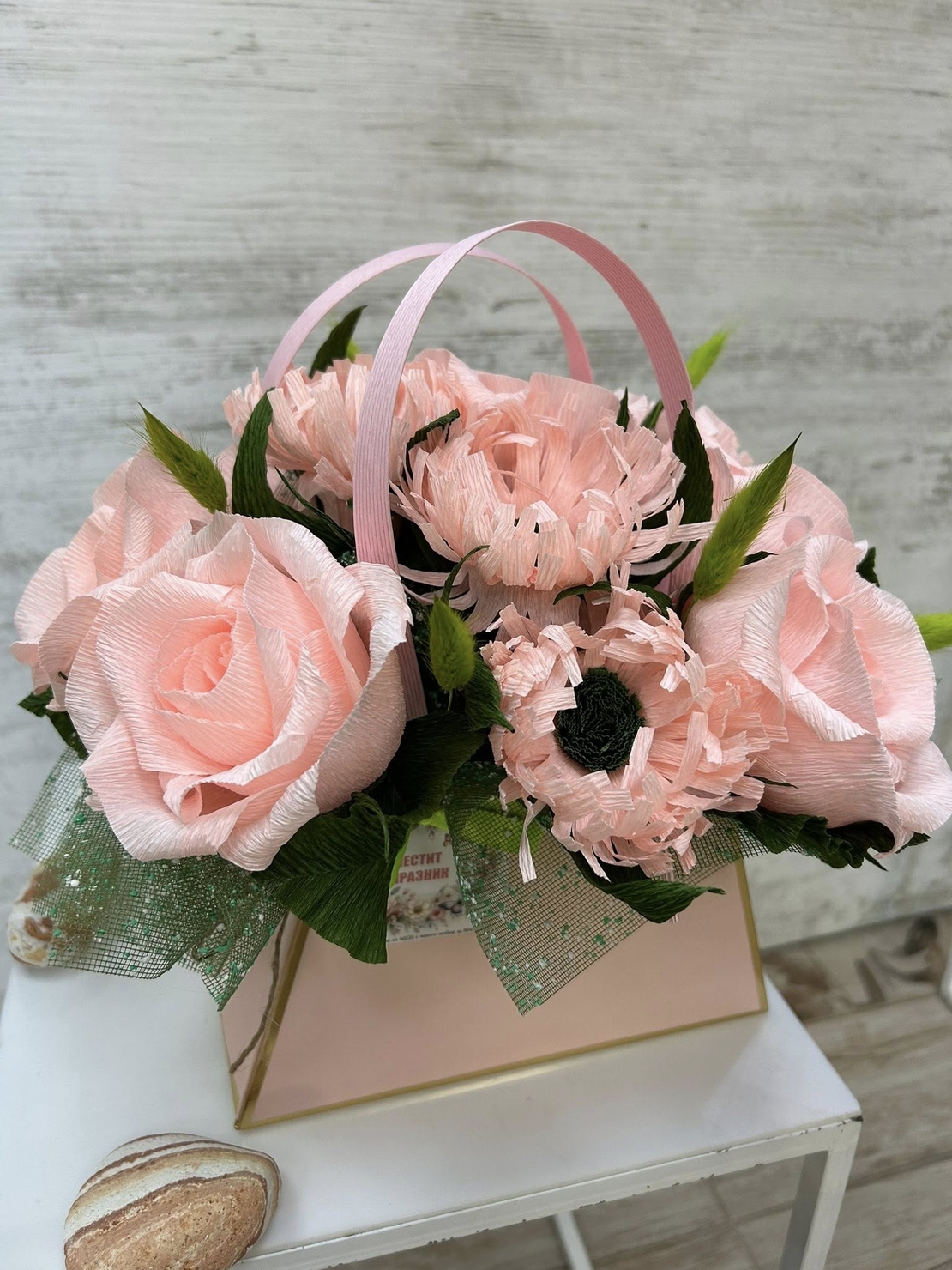 Бяла чантичка с розови рози и божури