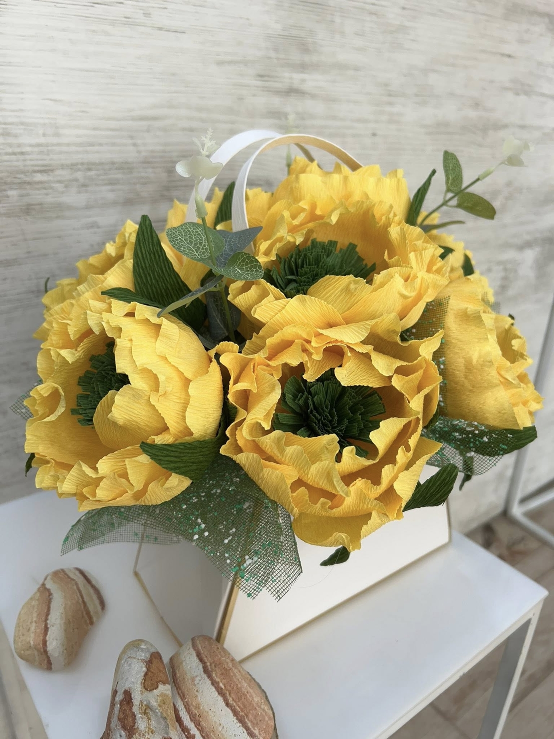 Бяла чанта с жълти божури