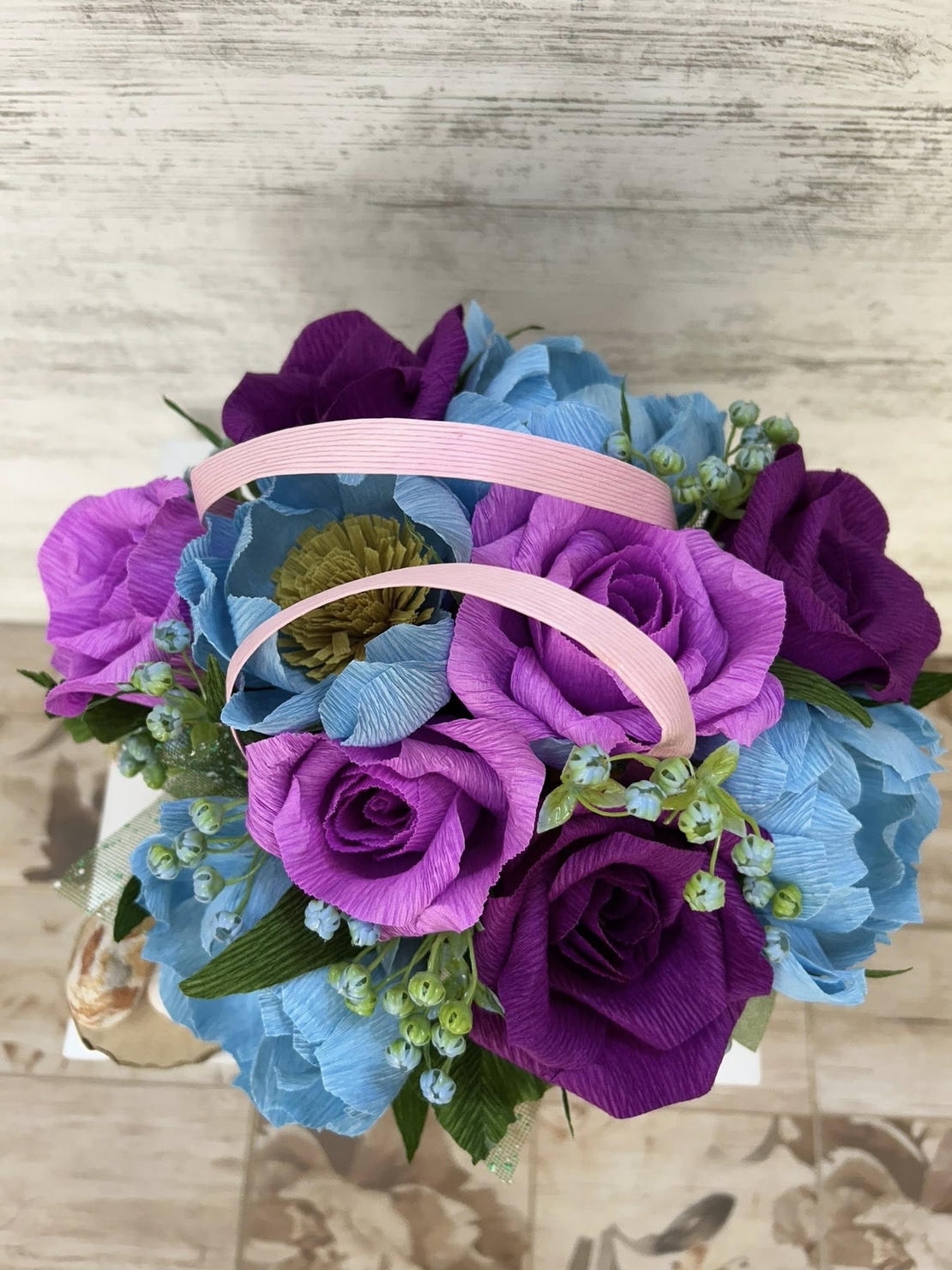 Розова чантичка със синьо-лилави цветя