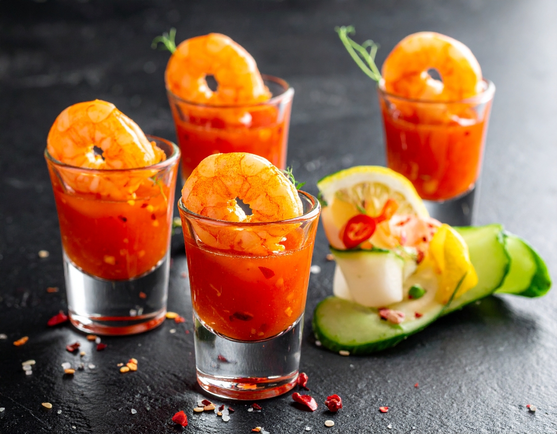 СКАРИДА В ШОТ СЪС СЛАДКО КИСЕЛО СОС И ПРЯСНА КРАСТАВИЧКА - 10 БР.