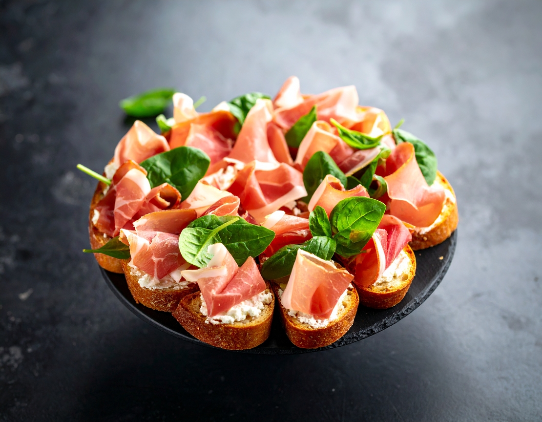 БРУСКЕТА С КРЕМА СИРЕНЕ , ЛИСТА СПАНАК И ПРОШУТО - 20 БР.