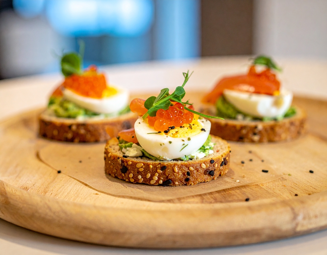 КАНАПЕ С БИЛКОВО КРЕМА СИРЕНЕ И ЧЕРВЕН ХАЙВЕР - 10 БР.