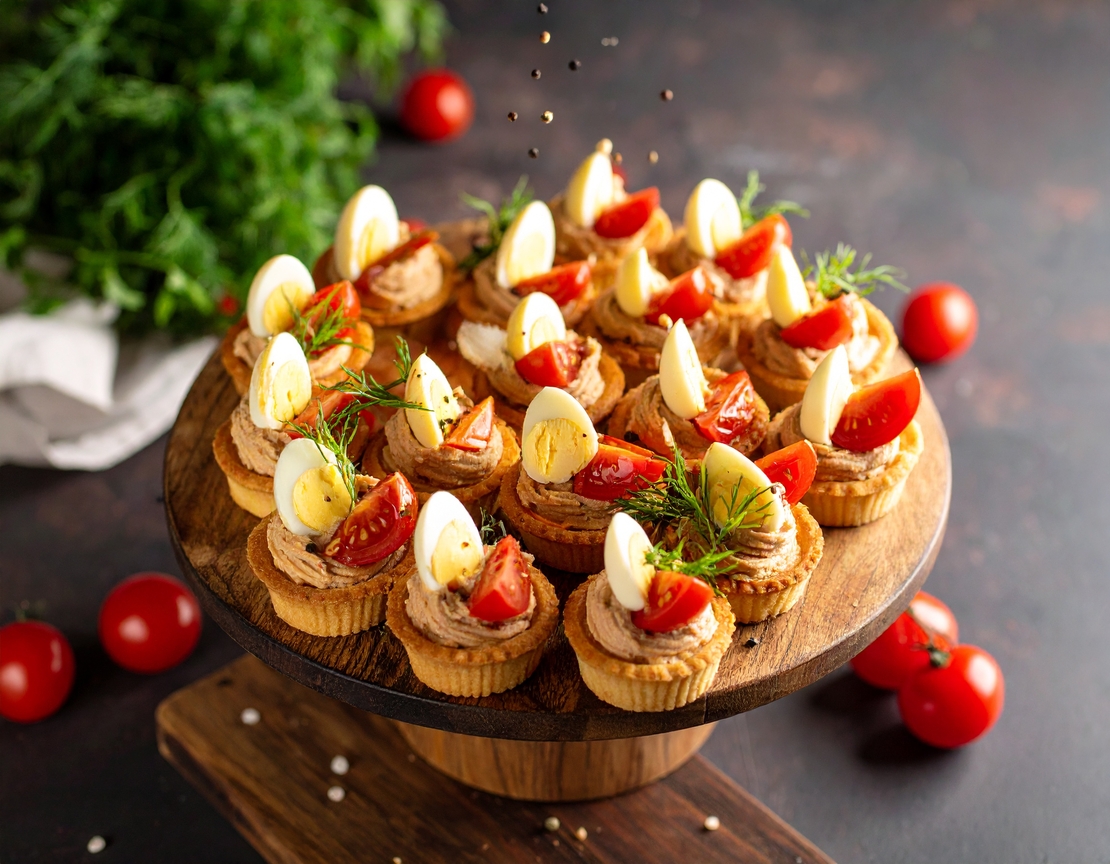 ТАРТАЛЕТИ С ГЪШИ ПАСТЕТ , ПАДПАДЪЧЕ ЯЙЦЕ И ЧЕРИ ДОМАТЧЕТА - 20 БР