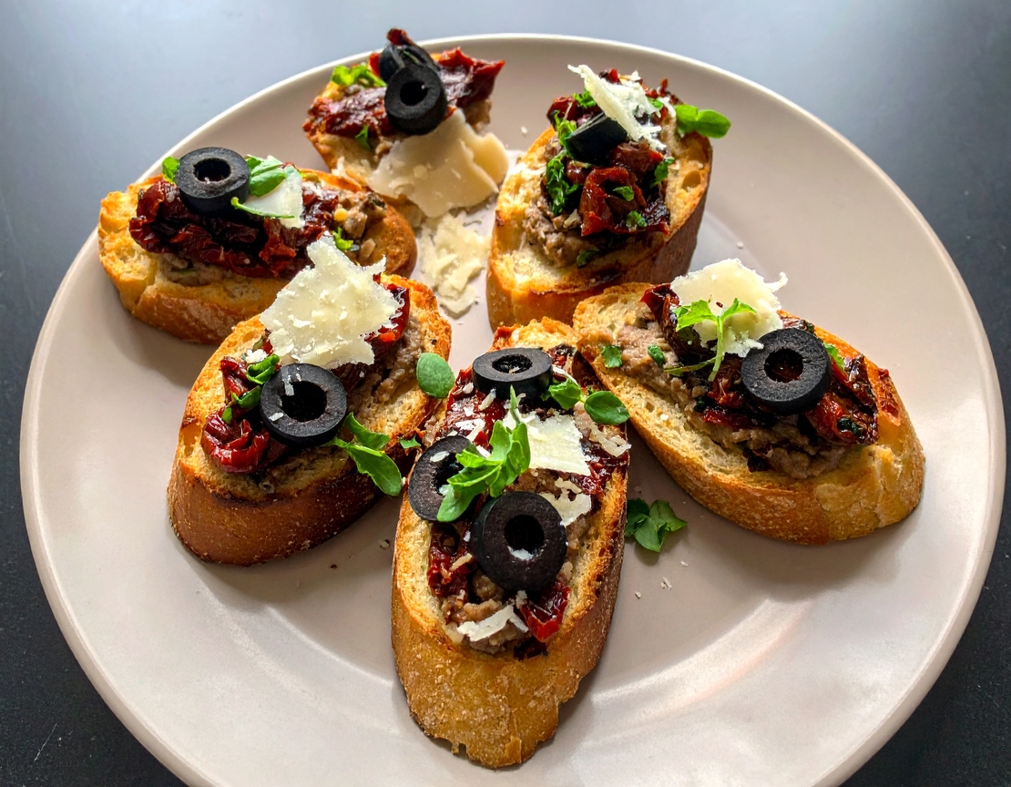 БРУСКЕТИ С МАСЛИНОВА ПАСТА,СУШЕН ДОМАТ И ПАРМЕЗАН - 20 БР.