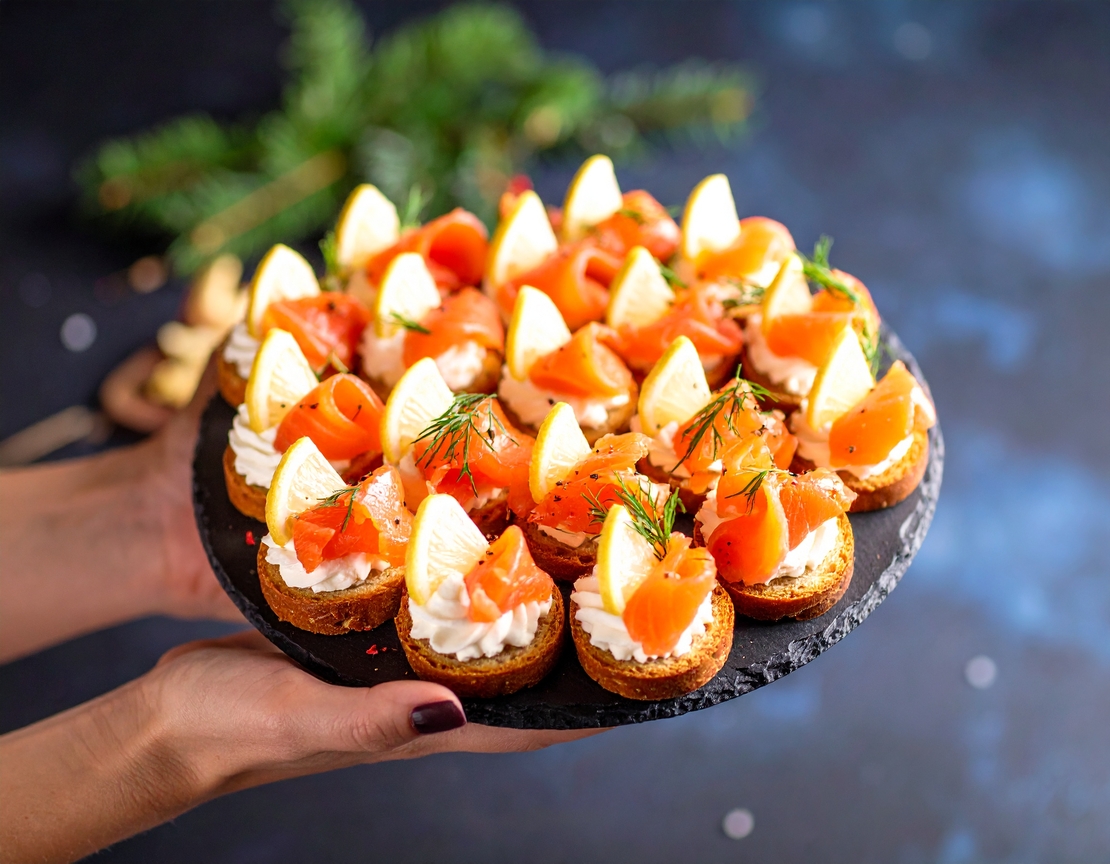 БРУСКЕТА СЪС СВЕЖ МУС , ПУШЕНА СЬОМГА , ЛИМОН И КОПЪР - 20 БР.