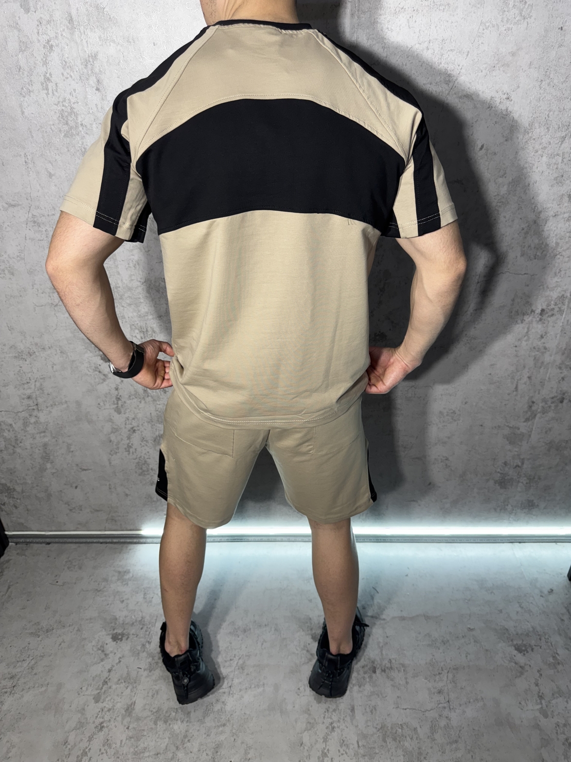 Къс Екип в Камелен Цвят с Черни Акценти