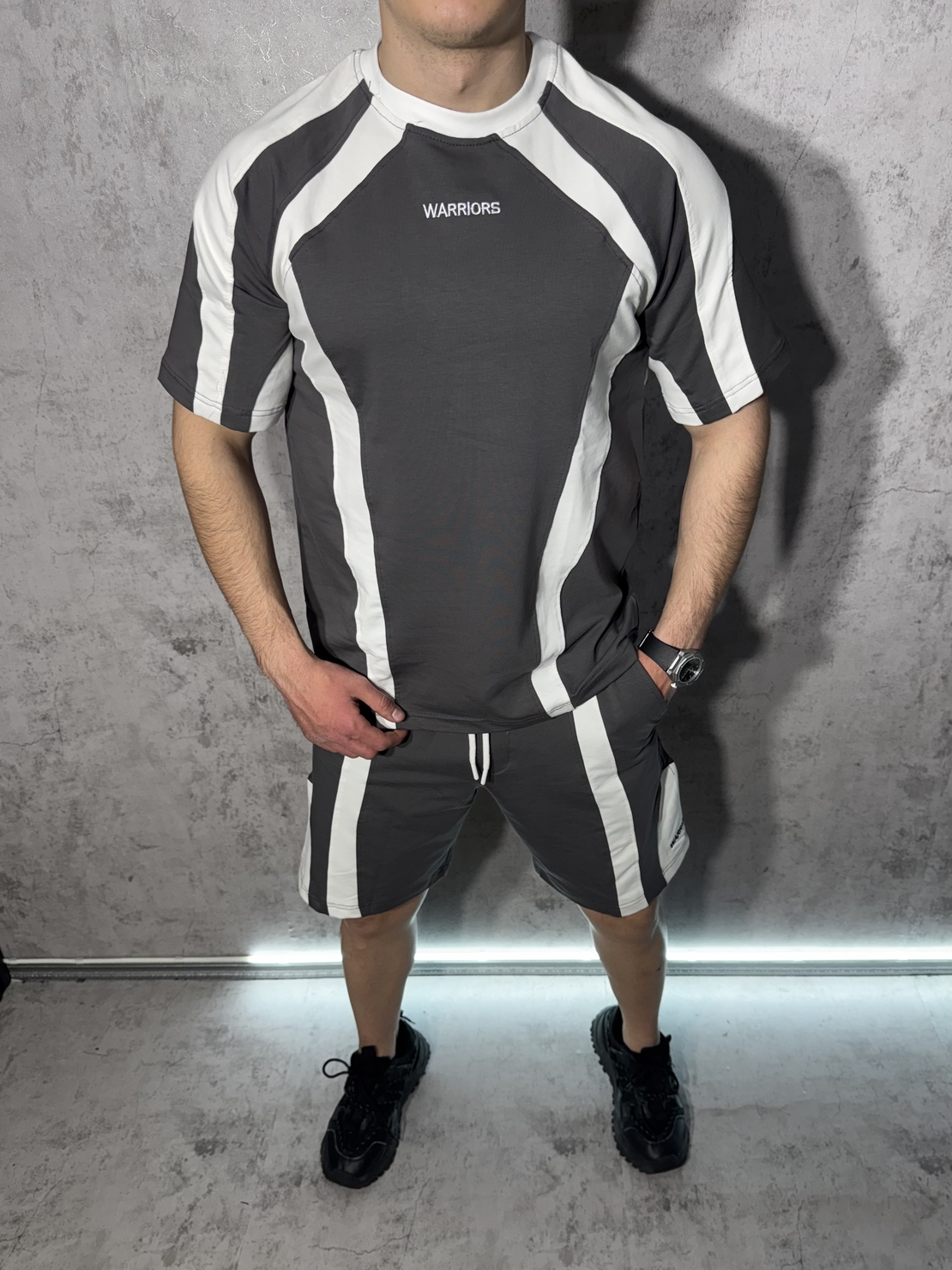 Къс Екип в Сив Цвят с Бели Акценти