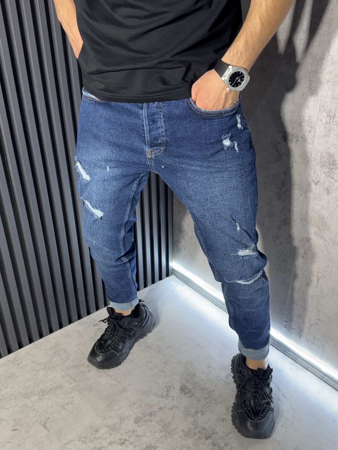 Дънки Slim Fit в Син Цвят с Леки Накъсвания