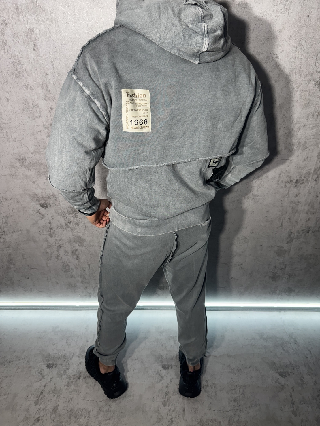 Спортен Екип с Открити Шевове и Модерен Дизайн