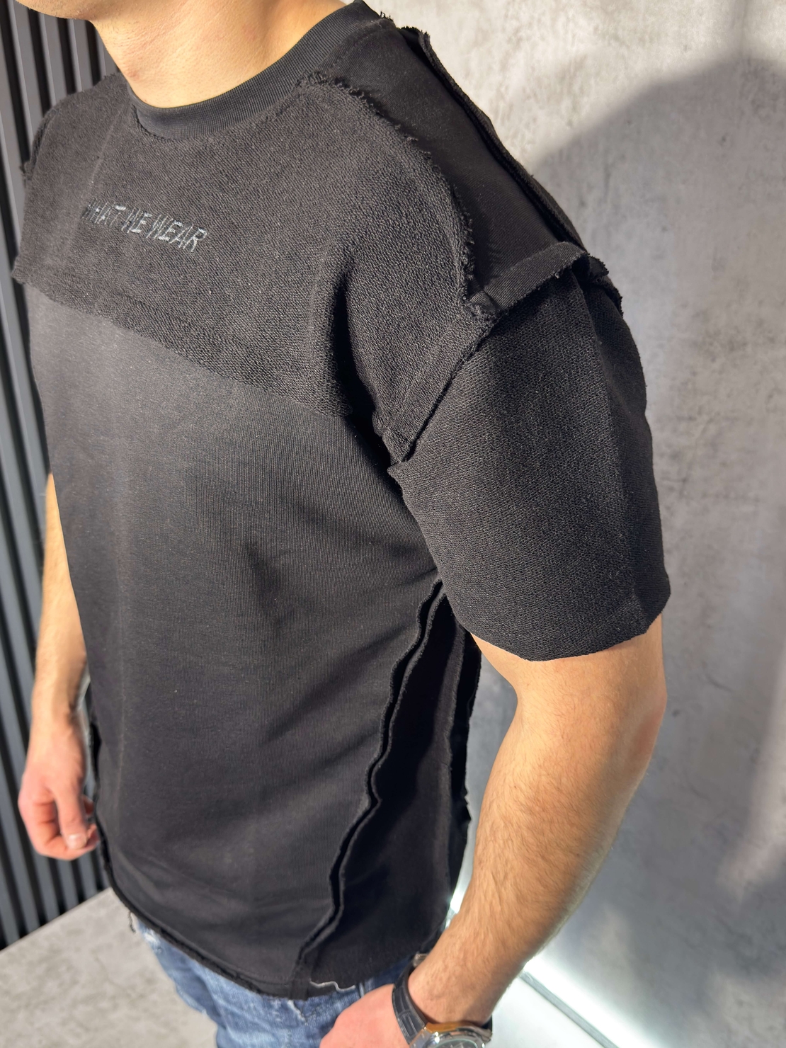 Тениска с Декоративни Шевове в Черно