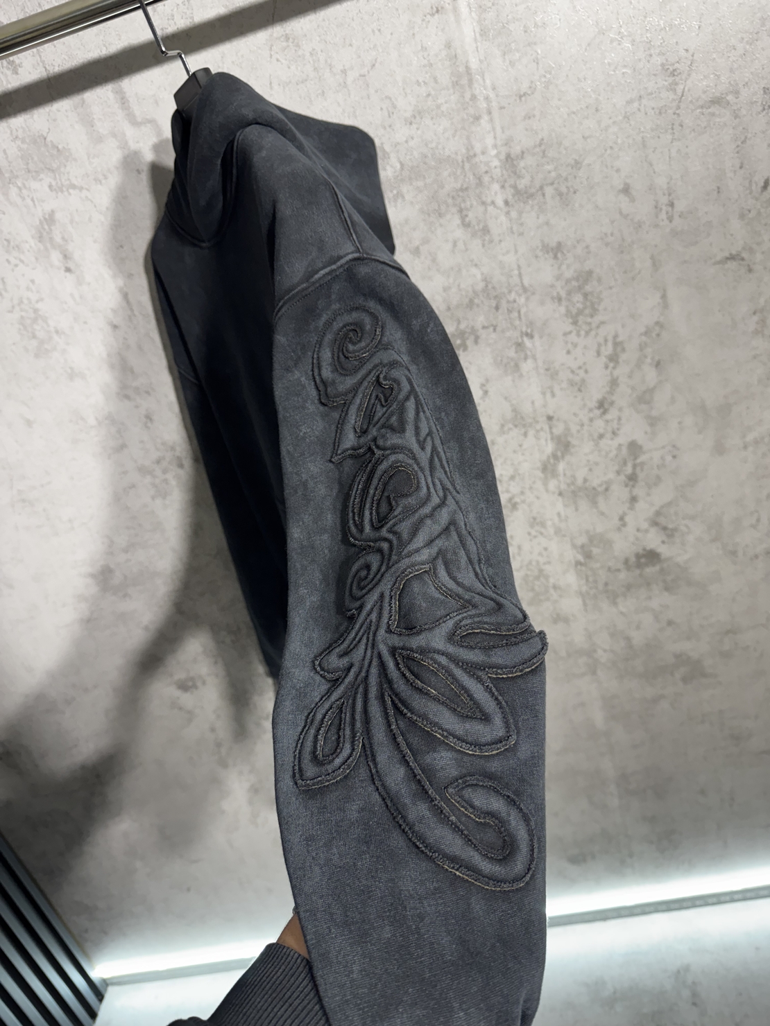 Ватиран Суичър с Бродирани Детайли