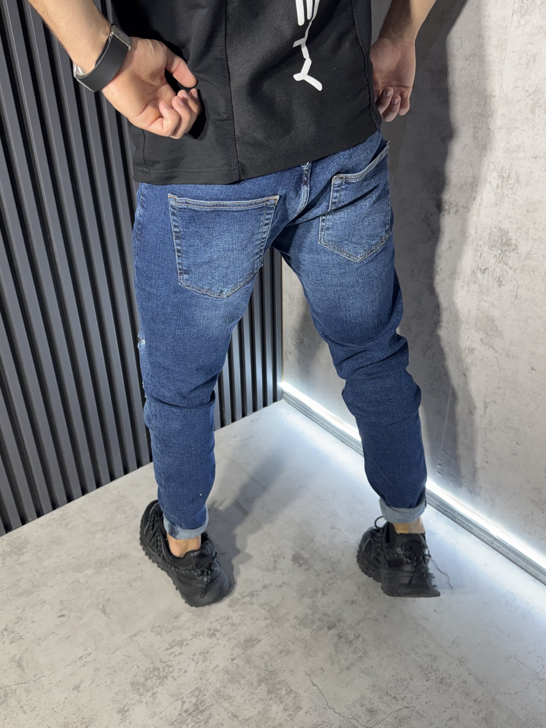Дънки Slim Fit в Син Цвят с Леки Накъсвания