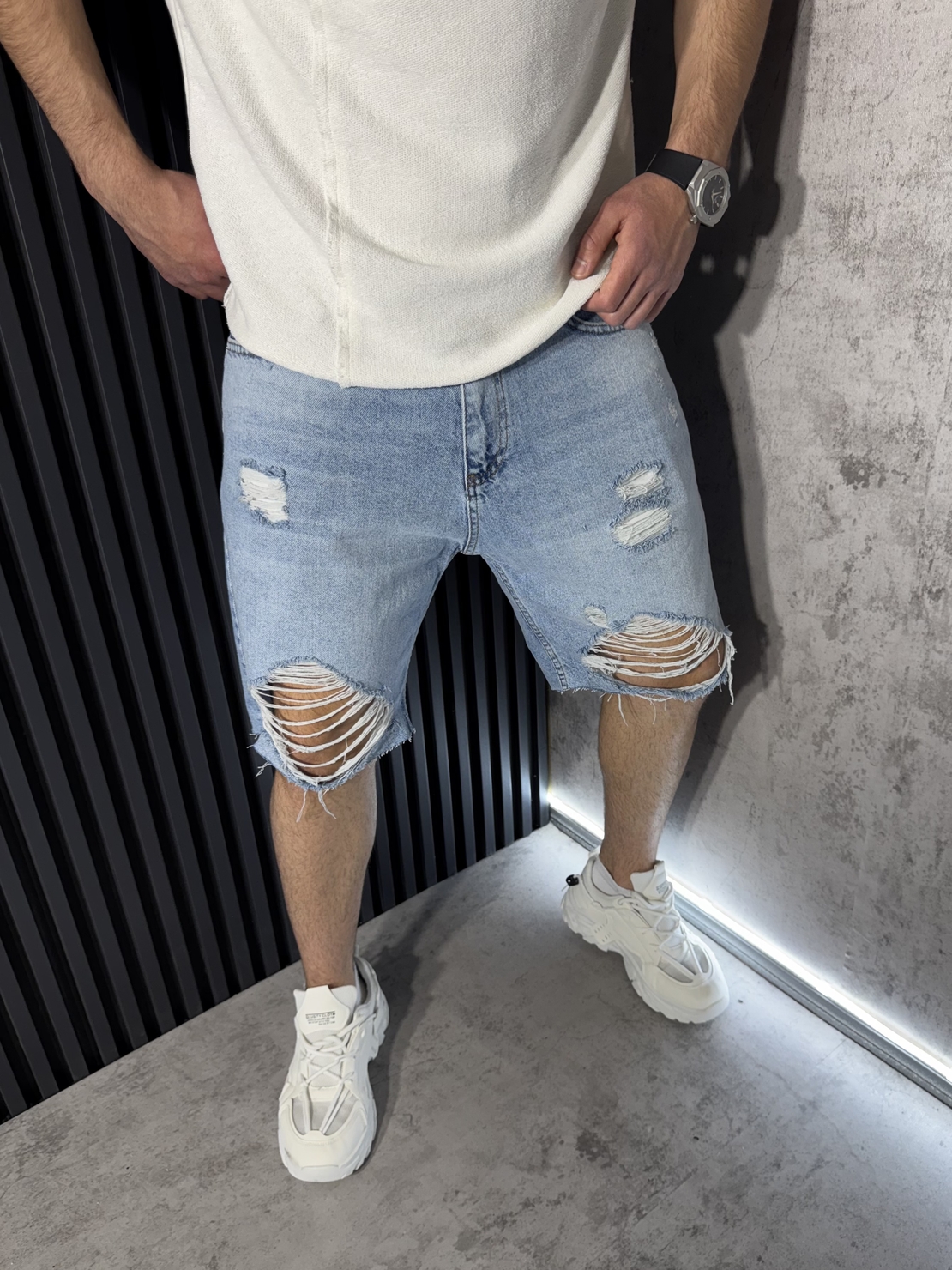 Мъжки Къси Oversized Дънки с Декоративни Разкъсванияв Светлосиньо