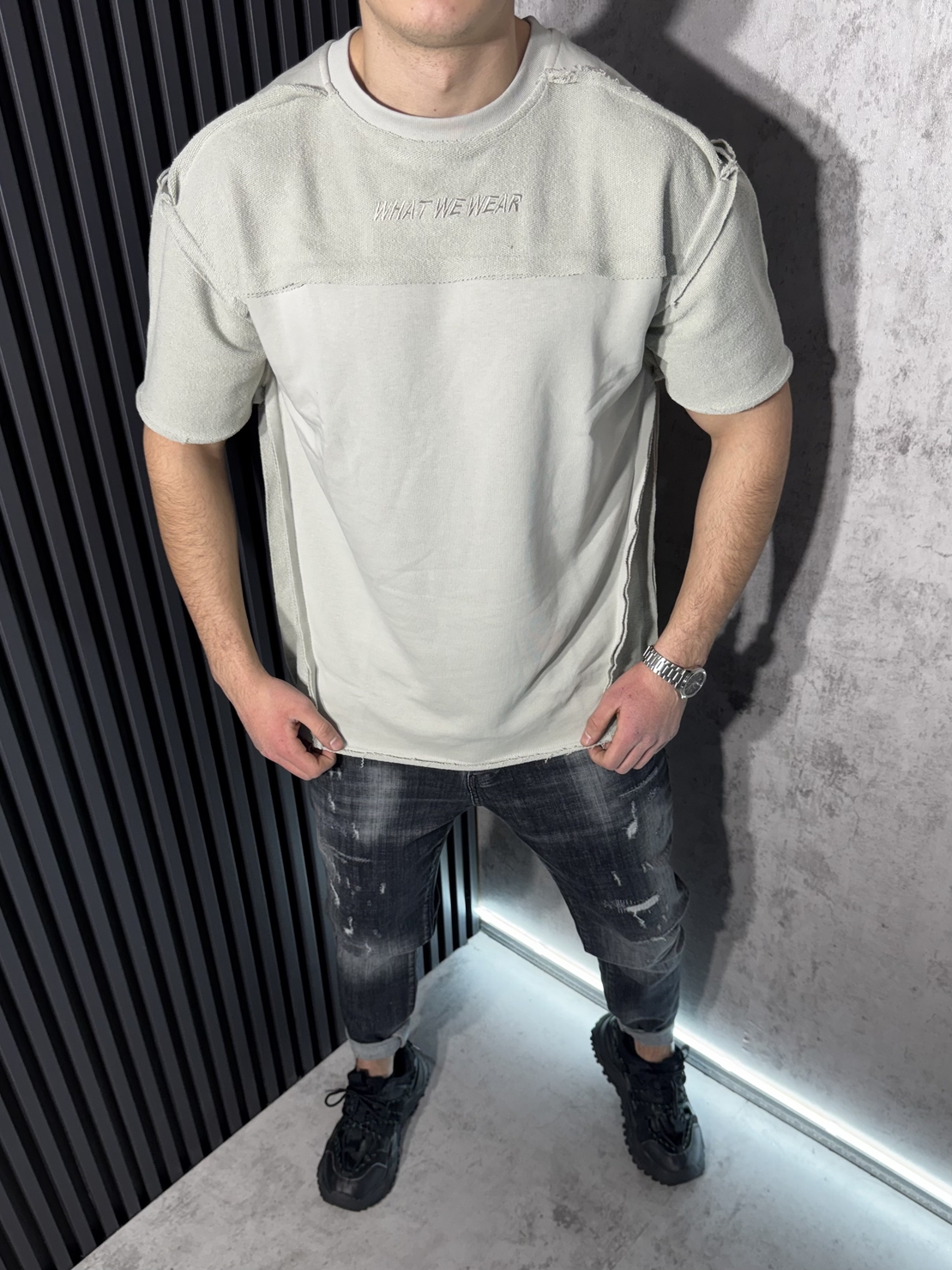 Тениска с Декоративни Шевове в Сиво