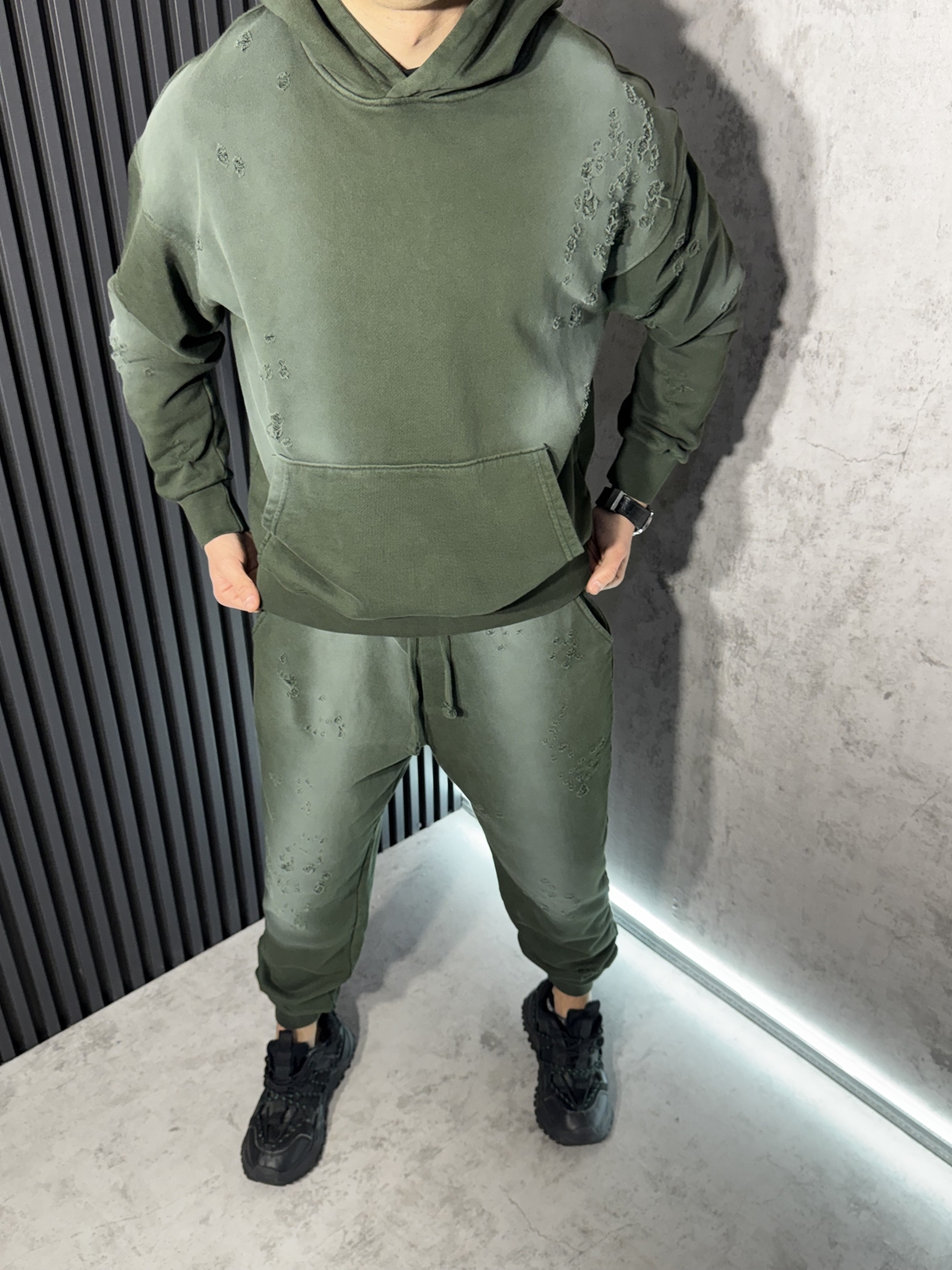 Спортен Екип с Разкъсан Ефект в Зелено