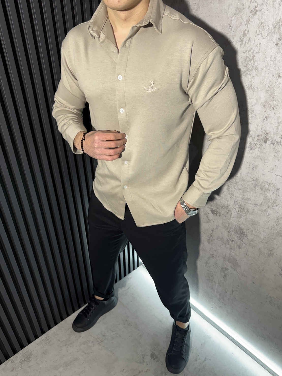 Спортно-Елегантна Риза с Вталена Кройка в Карамелен Цвят