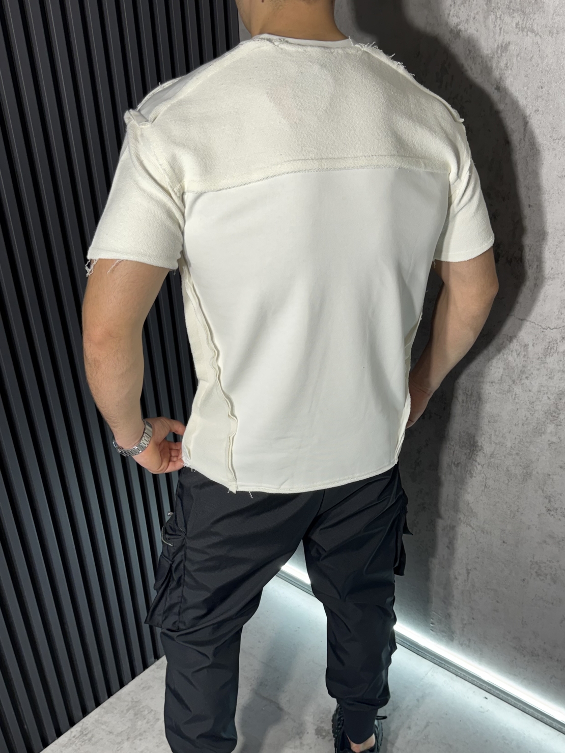 Тениска с Декоративни Шевове в Бяло