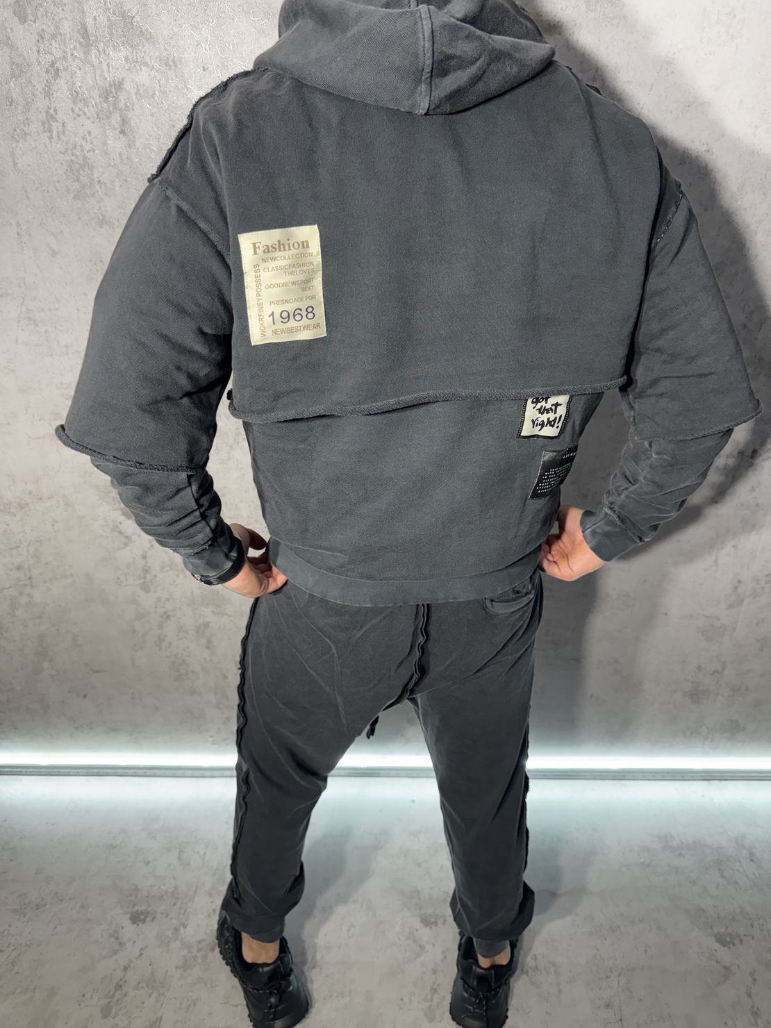 Спортен Екип с Открити Шевове и Модерен Дизайн