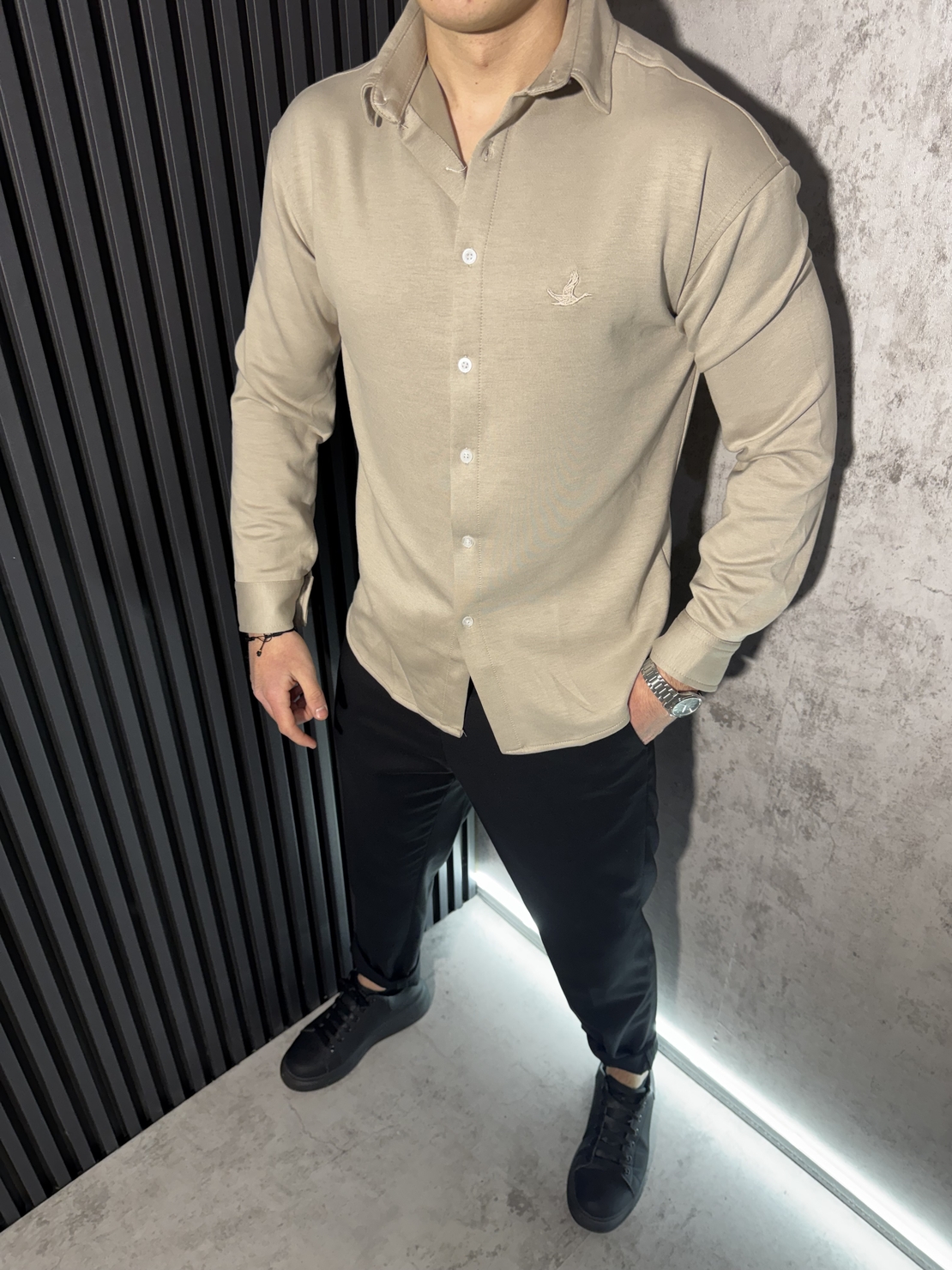 Спортно-Елегантна Риза с Вталена Кройка в Карамелен Цвят