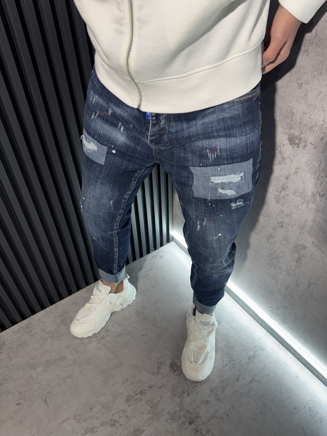 Мъжки Дънки Тъмносини с Кръпки, Бели и Червени Пръски