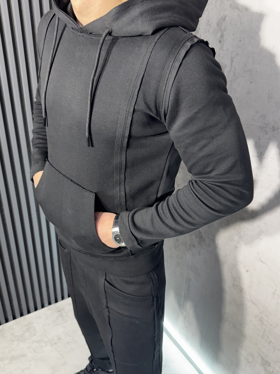 Спортен Екип с Декоративни Кантове в Черно