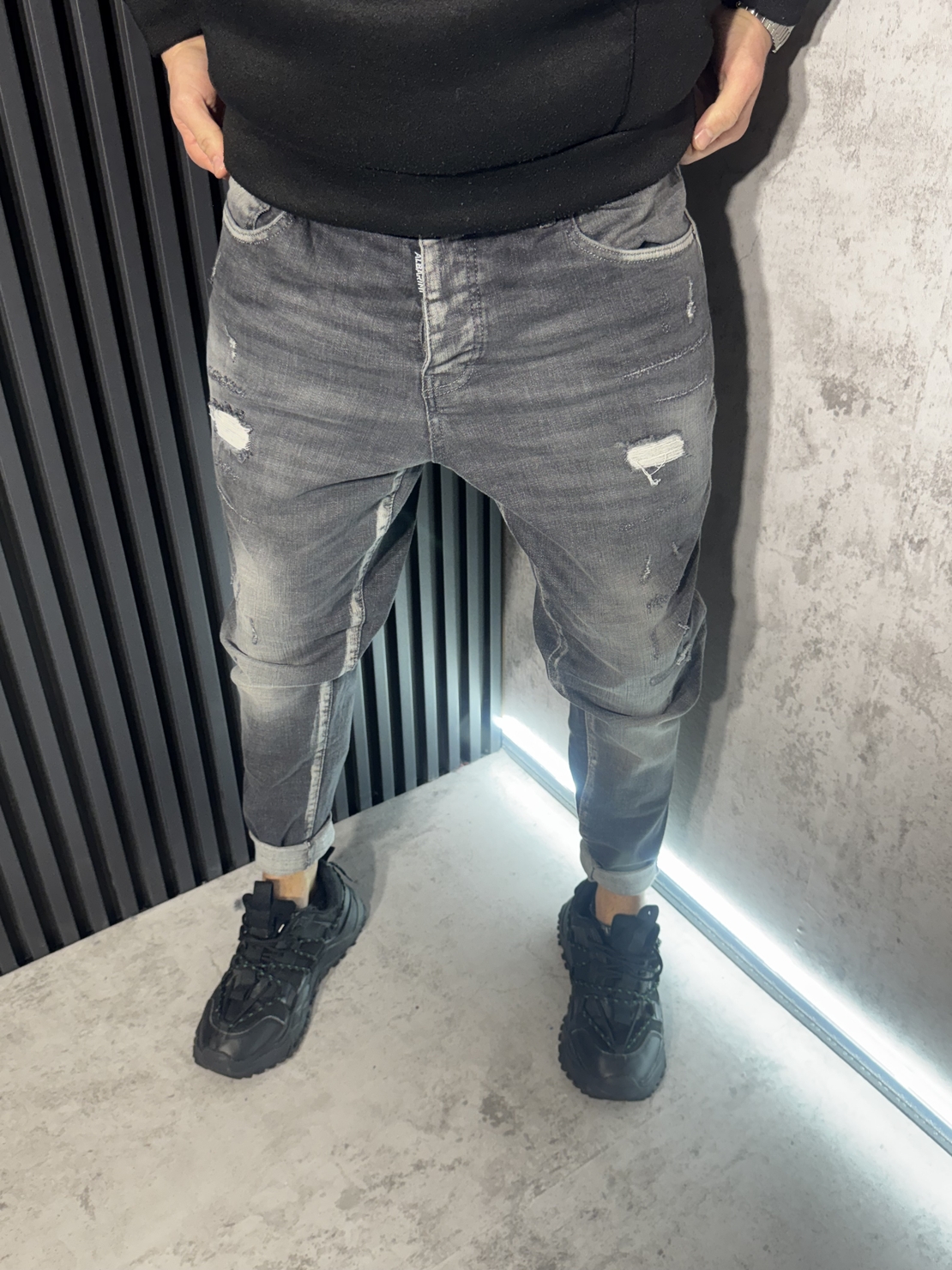 Мъжки Дънки Сиви с Избелващ Ефект и Кръпки