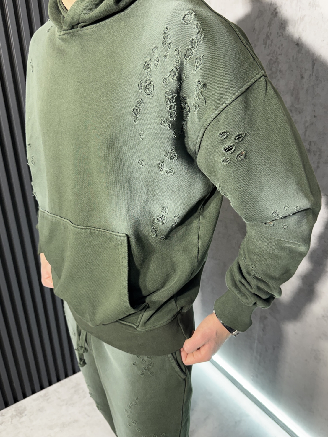 Спортен Екип с Разкъсан Ефект в Зелено